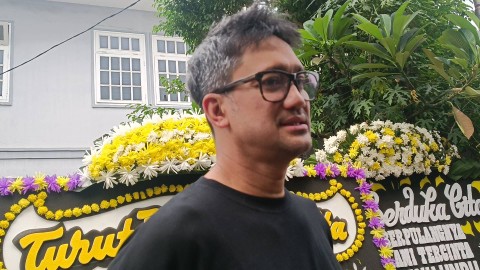 Tora Sudiro di Rumah Duka Yayu Unru, Pulo Gadung, Jakarta Timur, Jumat (8/12). Foto: Giovanni/kumparan