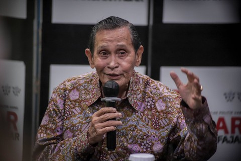 Ketua Dewas KPK Tumpak Hatorangan Panggabean gelar konferensi press terkait dugaan pelanggaran etik yang dilakukan Firli Bahuri pada konferensi pers di Gedung KPK C1, Jakarta, Jumat (8/12/2023). Foto: Jamal Ramadhan/kumparan