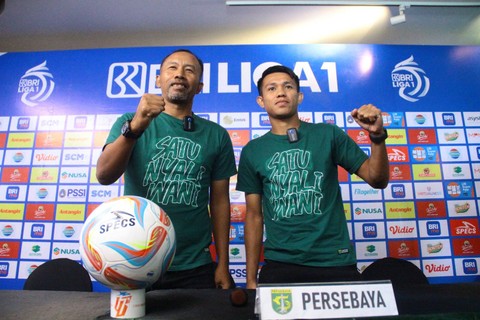 Pelatih caretaker Persebaya Uston Nawawi (kiri) bersama pemain Persebaya Kasim Botan. Foto: Masruroh/Basra