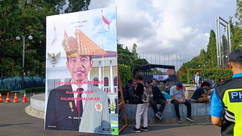 BEM KM UGM akan menganugerahi Presiden Jokowi sebagai alumnus UGM paling memalukan, di Bundaran UGM, Jumat (8/12/2023). Foto: Arfiansyah Panji Purnandaru/kumparan