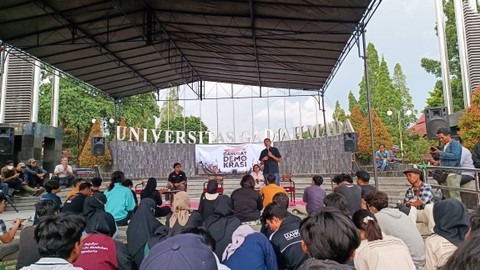 Pakar Hukum Tata Negara UGM Zainal Arifin Mochtar saat di acara diskusi bertajuk Rezim Monarki Sang Alumni: Amblesnya Demokrasi, Ambruknya Konstitusi, dan Kokohnya Politik Dinasti di Bundaran UGM, Jumat (8/12/2023). Foto: Arfiansyah Panji Purnandaru/kumparan