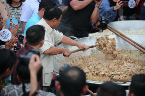 Prabowo memasak opor ayam di kuali besar dalam Masak Besar Youtuber Chef Bobon Santoso bersama Relawan Kopra di Cilincing, Jakarta Utara, Jumat (8/12/2023). Foto: Dok. Istimewa
