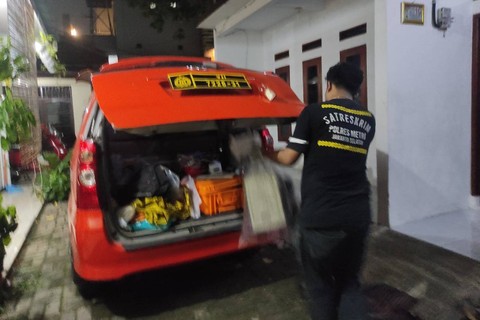 Tim Inafis Polres Jaksel selesai melakukan pemeriksaan rumah kontrakan yang menjadi lokasi pembunuhan 4 anak, di Jagakarsa, Jakarta Selatan, Jumat (8/12/2023). Foto: Fadhil Pramudya/kumparan