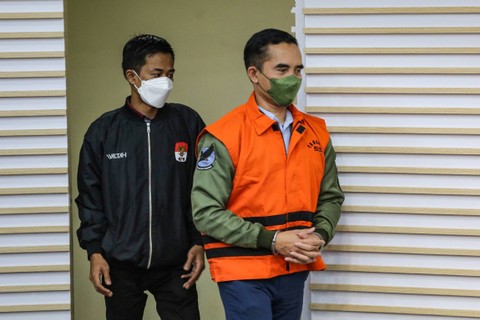 Tersangka Mantan Kepala Kantor Bea Cukai Yogyakarta Eko Darmanto (kanan) berjalan menuju ruang konferensi pers di Gedung Merah Putih KPK, Jakarta, Jumat (8/12/2023). Foto: Asprilla Dwi Adha/ANTARA FOTO