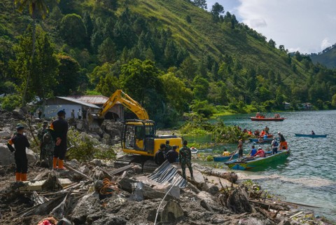 Petugas SAR melakukan pencarian korban akibat bencana tanah longsor di kawasan perairan Danau Toba di Desa Simangulampe, Humbang Hasundutan, Sumatera Utara, Jumat (8/12/2023). Foto: Fransisco Carolio/ANTARA FOTO