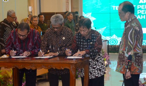 Sekda DIY, Beny Suharsono, menyaksikan penandatanganan Pakta Integritas jajarannya. Foto: Dok. Istimewa