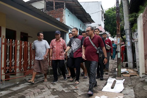 Wali Kota Surabaya Eri Cahyadi saat sidak ke lokasi yang sempat terjadi banjir pada Kamis (7/12) malam, dan viral di media sosial. Foto: Diskominfo Surabaya