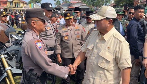 Prabowo menyambangi posko bencana erupsi Gunung Marapi, di Kabupaten Padang Pariaman, Sumatera Barat (Sumbar), Sabtu (9/12). Foto: Dok. Istimewa