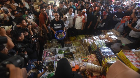 Calon presiden nomor urut 1 Anies Baswedan membeli camilan saat kampanye di Pasar Kepuh, Kuningan, Jawa Barat, Sabtu (9/12/2023). Foto: ANTARA FOTO/Indrianto Eko Suwarso