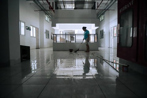 Warga beraktivitas di Kampung Susun Bayam, samping Jakarta International Stadium (JIS), Jakarta, Sabtu (9/12/2023). Foto: Jamal Ramadhan/kumparan