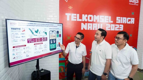 Galumbang Pasaribu, VP Global Network Operations Telkomsel; Saki H. Bramono, VP Corporate Communications & Social Responsibility Telkomsel; dan Gilang Prasetya, SVP Consumer Business Operations Telkomsel, memberikan pemaparan mengenai optimalisasi jaringan Telkomsel di 427 lokasi khusus. Foto: Telkomsel