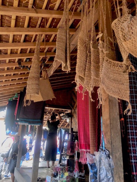 Cinderamata khas Baduy dibuat langsung oleh warga lokal pengerajin Suku Baduy. Dokumentasi: Gabriella Christofani