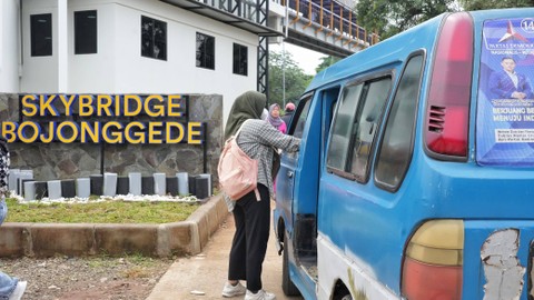 Warga menggunakan Jembatan Penyeberangan Layang yang menghubungkan Stasiun Kereta Rel Listrik (KRL) Bojonggede dengan Terminal Tipe C di Kabupaten Bogor, Sabtu (9/12). Foto: Dok: Kemenhub