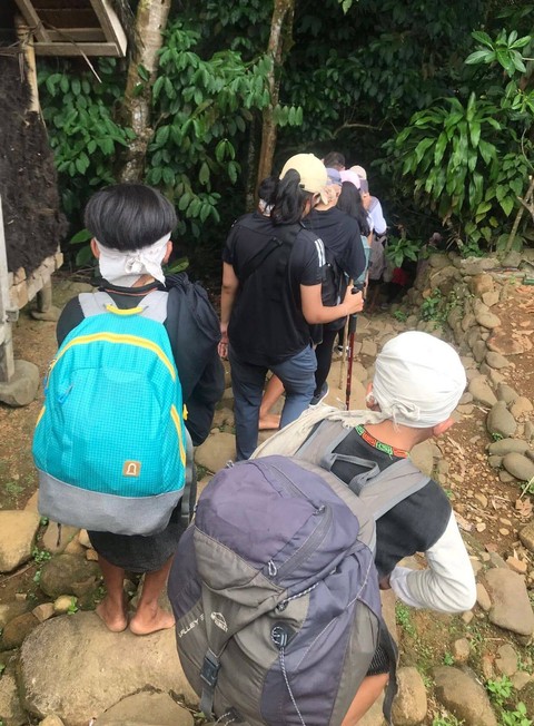 Anak asli Suku Baduy Dalam membawa barang bawaan dari wisatawan yang melakukan perjalanan ( trekking ). Dokumentasi: Gabriella Christofani
