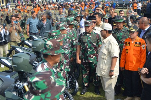 Menteri Pertahanan (Menhan) sekaligus Capres nomor urut 2, Prabowo Subianto, berbincang dengan anggota TNI saat tiba di posko bencana erupsi Gunung Marapi, di Nagari Batu Palano, Agam, Sumatera Barat, Sabtu (9/12/2023). Foto: Iggoy el Fitra/ANTARA FOTO