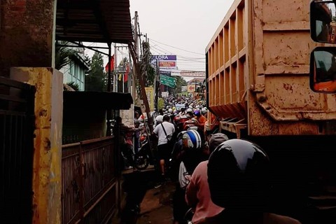 Sejumlah kendaraan terjebak macet imbas aksi blokade sopir truk di Kawasan Parung Panjang, Kabupaten Bogor, Sabtu (9/12/2023) pagi. Foto: Dok. Istimewa