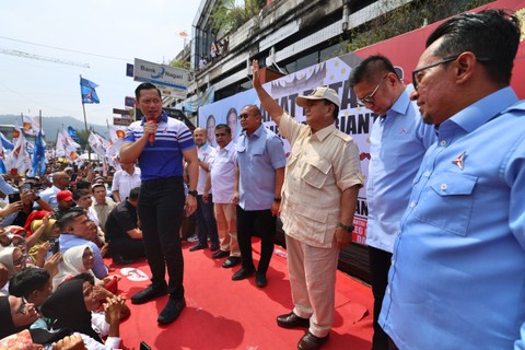 Capres nomor urut 2, Prabowo Subianto menyapa warga dan pedagang di Pasar Raya Padang, Sumatera Barat, Sabtu (9/12). Foto: Dok. Istimewa