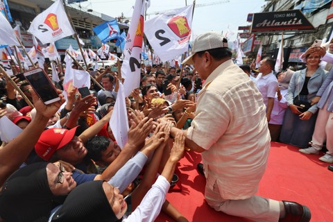 Prabowo menyapa warga dan pedagang di Pasar Raya Padang, Sumatera Barat, Sabtu (9/12). Foto: Dok. Istimewa 
