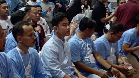 Cawapres Koalisi Indonesia Maju, Gibran Rakabuming Raka, menghadiri acara Satnite with Pandugi di GOR Panatayudha, Karawang, Jawa Barat, Sabtu (9/12/2023). Foto: Fadlan Nuril Fahmi/kumparan