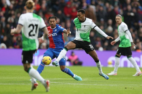 Pemain Crystal Palace Chris Richards beraksi dengan pemain Liverpool Ryan Gravenberch di Selhurst Park, London, Inggris, Sabtu (9/12/2023). Foto: Hannah McKay/REUTERS