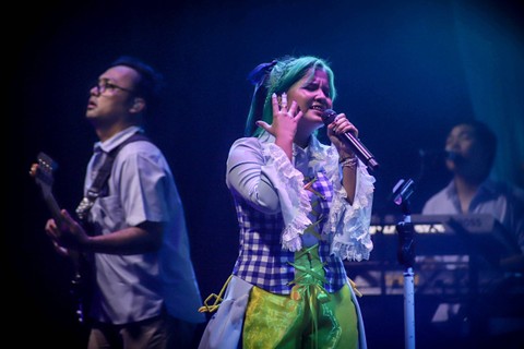 Penyanyi Idgitaf bernyanyi pada 'Tur Perdana Ku IDGITAF Mengudara' di Pos Bloc, Jakarta, Sabtu (9/12/2023). Foto: Jamal Ramadhan/kumparan