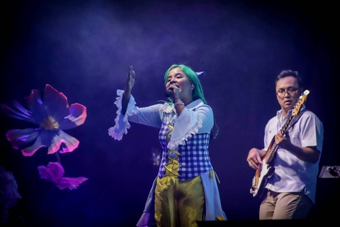 Penyanyi Idgitaf bernyanyi pada 'Tur Perdana Ku IDGITAF Mengudara' di Pos Bloc, Jakarta, Sabtu (9/12/2023). Foto: Jamal Ramadhan/kumparan