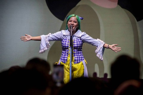 Penyanyi Idgitaf bernyanyi pada 'Tur Perdana Ku IDGITAF Mengudara' di Pos Bloc, Jakarta, Sabtu (9/12/2023). Foto: Jamal Ramadhan/kumparan