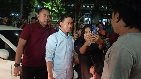 Cawapres Koalisi Indonesia Maju, Gibran Rakabuming Raka, saat blusukan ke Alun-alun Karawang, Karawang, Jawa Barat, Sabtu (9/12/2023). Foto:  Fadlan Nuril Fahmi/kumparan