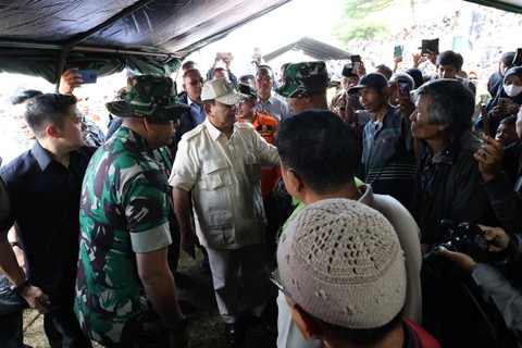 Prabowo Ucapkan Terima Kasih pada Prajurit yang Gendong Pendaki saat Erupsi Gunung Marapi Foto: Dok. Istimewa