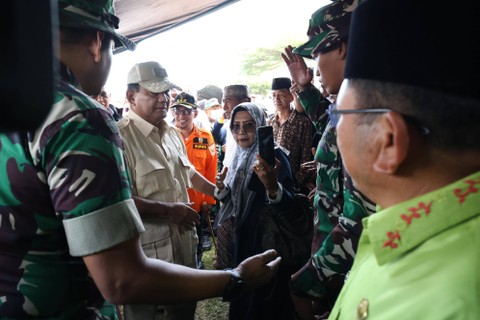 Prabowo Ucapkan Terima Kasih pada Prajurit yang Gendong Pendaki saat Erupsi Gunung Marapi Foto: Dok. Istimewa