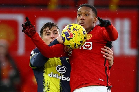 Pemain Manchester United Anthony Martial beraksi dengan pemain  AFC Bournemouth Illya Zabarnyi di Old Trafford, Manchester, Inggris, Sabtu (9/12/2023). Foto: Molly Darlington/REUTERS