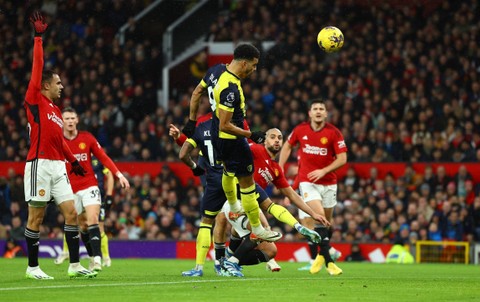 Pemain AFC Bournemouth Dominic Solanke mencetak gol sebelum kemudian dianulir saat hadapi Manchester United di Old Trafford, Manchester, Inggris, Sabtu (9/12/2023). Foto: Molly Darlington/REUTERS