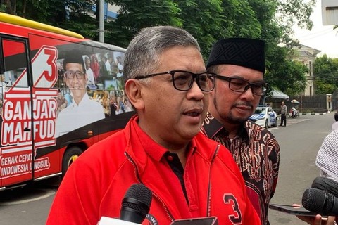Sekjen PDI Perjuangan Hasto Kristiyanto memulai rangkaian kampanye Pemilu 2024 dari DPP PDIP, Jakarta menuju Provinsi Banten, Minggu (10/12/2023). Foto: Luthfi Humam/kumparan