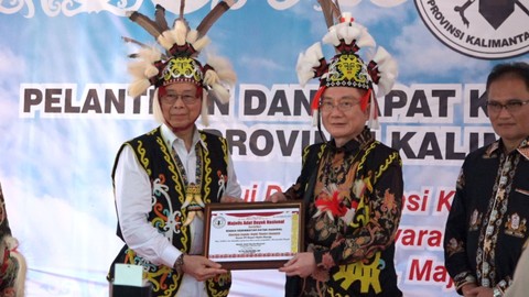 Pemberian Gelar Kehormatan Masyarakat adat Dayak oleh MADN (Masyarakat Adat Dayak Nasional) kepada Owner PT KHE Tjandra Limanjaya. Foto: Faiz Zulfikar/kumparan