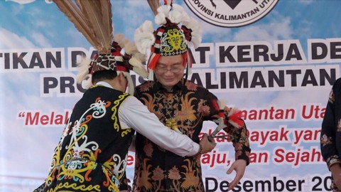 Pemberian Gelar Kehormatan Masyarakat adat Dayak oleh MADN (Masyarakat Adat Dayak Nasional) kepada Owner PT KHE Tjandra Limanjaya. Foto: Faiz Zulfikar/kumparan