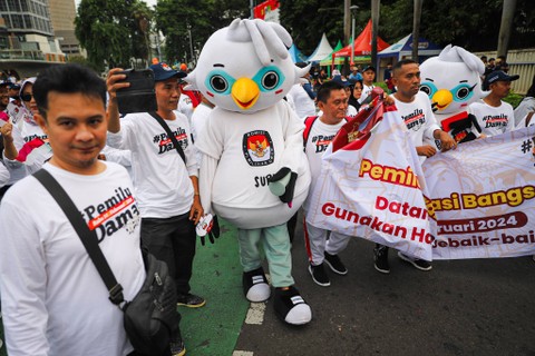Komisi Pemilihan Umum (KPU) Kota Jakarta menggelar sosialisasi pemilu 2024 di car free day (CFD) di Jalan MH Thamrin, Jakarta Pusat, Minggu, (10/12/2023). Foto: Iqbal Firdaus/kumparan