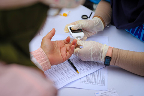  Warga melakukan pengecekan kesehatan gratis di car free day (CFD) Sudirman, Jakarta, Minggu (10/12/2023). Foto: Iqbal Firdaus/kumparan 