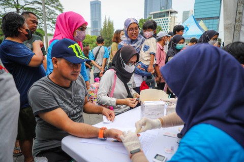  Warga melakukan pengecekan kesehatan gratis di car free day (CFD) Sudirman, Jakarta, Minggu (10/12/2023). Foto: Iqbal Firdaus/kumparan 