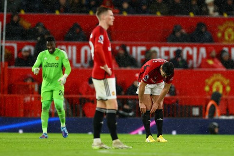 Reaksi pemain Manchester United usai kalah dari AFC Bournemouth pada pertandingan Liga Inggrsi di Old Trafford, Manchester, Inggris, Sabtu (9/12/2023). Foto: Molly Darlington/REUTERS