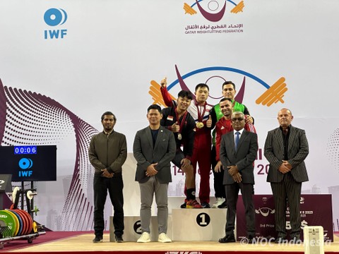 Lifter Indonesia, Rahmat Erwin Abdullan (ketiga dari kiri), raih medali perak di IWF Grand Prix II Qatar Open, Doha. Foto: NOC Indonesia