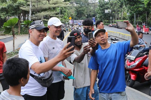 Capres nomor urut 3 Ganjar Pranowo swafoto bersama warga saat olahraga di car free day (CFD Jakarta, Minggu (10/12/2023).  Foto: Dok. Istimewa