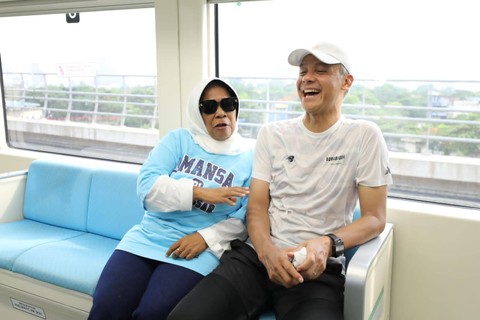 Capres nomor urut 3 Ganjar Pranowo menaiki LRT Jabodebek menuju car free day (CFD Jakarta, Minggu (10/12/2023).  Foto: Dok. Istimewa