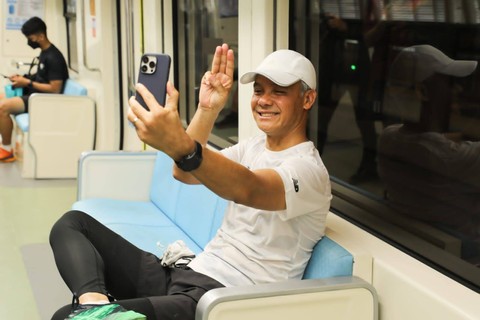 Capres nomor urut 3 Ganjar Pranowo menaiki LRT Jabodebek menuju car free day (CFD Jakarta, Minggu (10/12/2023).  Foto: Dok. Istimewa