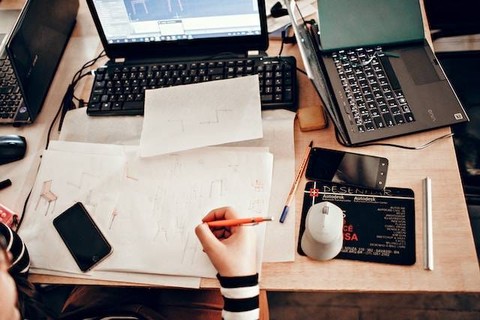 Ilustrasi Kunci Jawaban BMR Kelas 12 Bab 4. Foto: dok. Unsplash/Helena Lopes