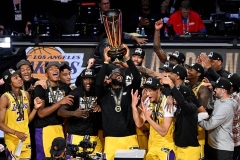 Selebrasi pebasket LA Lakers usai juara NBA In-Season Tournament 2023 di T-Mobile Arena, Las Vegas, Amerika Serikat, pada Minggu (10/12/2023). Foto: Kyle Terada-USA TODAY Sports/va REUTERS