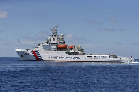 Sebuah kapal Penjaga Pantai China terlihat di Second Thomas Shoal yang disengketakan, bagian dari Kepulauan Spratly, di Laut Cina Selatan. Foto: Erik De Castro/REUTERS