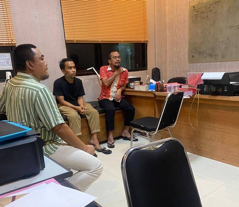 Komika asal Lampung Aulia Rakhman (tengah) resmi ditetapkan tersangka oleh Polda Lampung. | Foto : Ist