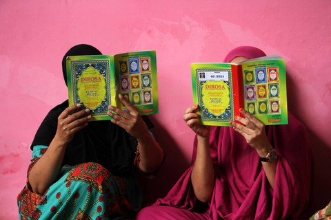 Warga binaan perempuan membaca buku dirosa di Rutan Kelas I Makassar, Sulawesi Selatan. Foto: Arnas Padda/Antara Foto