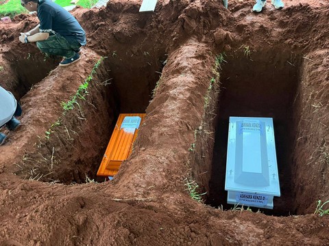 Prosesi pemakaman jenazah empat anak yang dibunuh ayahnya, Panca Darmansyah (40),  di TPU Bedahan, Sawangan, Kota Depok, Minggu (10/12/2023). Foto: kumparan