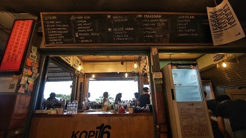 Kedai Kopi 16 yang berlokasi di lantai empat bangunan pasar 16 Ilir Palembang yang menawarkan cita rasa kopi dengan nuansa pemandangan Sungai Musi sore hari, Minggu (10/12) Foto: abp/urban id